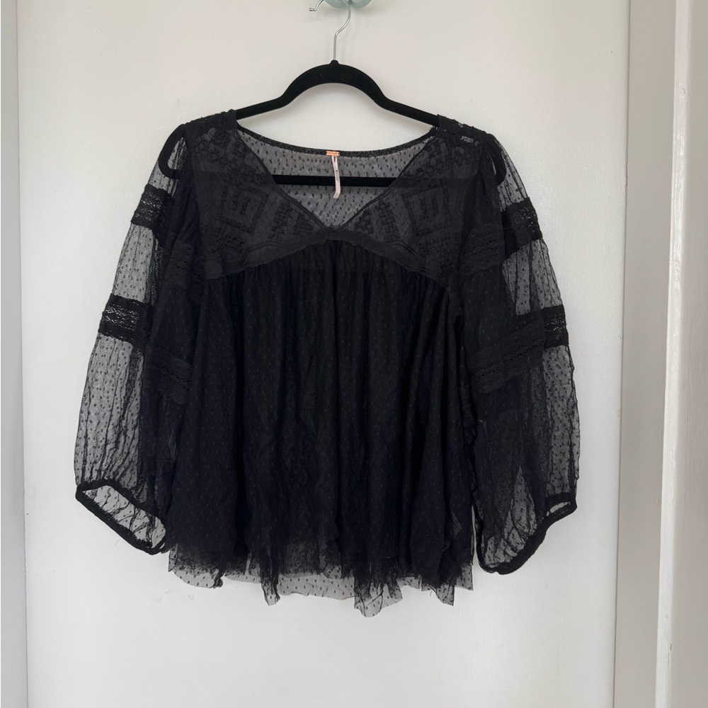 Beautiful Free People black lace flowy top!